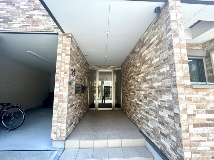 物件外観写真2　(エントランス部分)