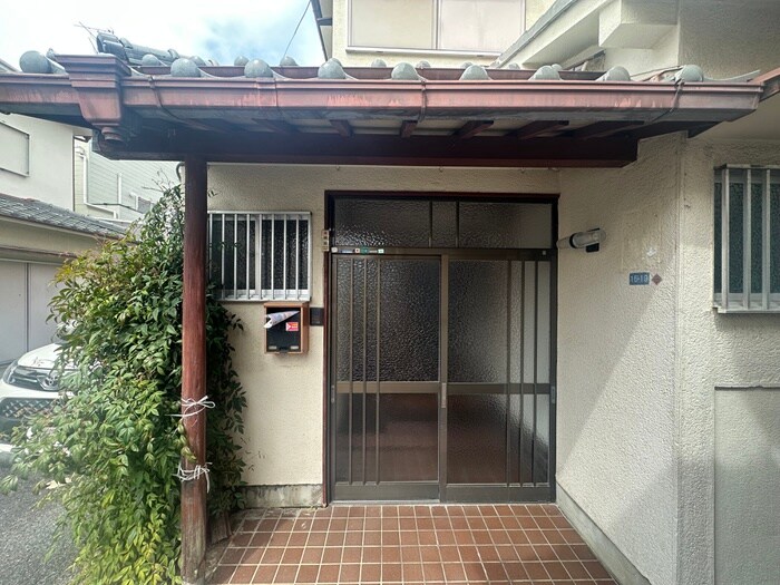 物件外観写真3　(エントランス部分)