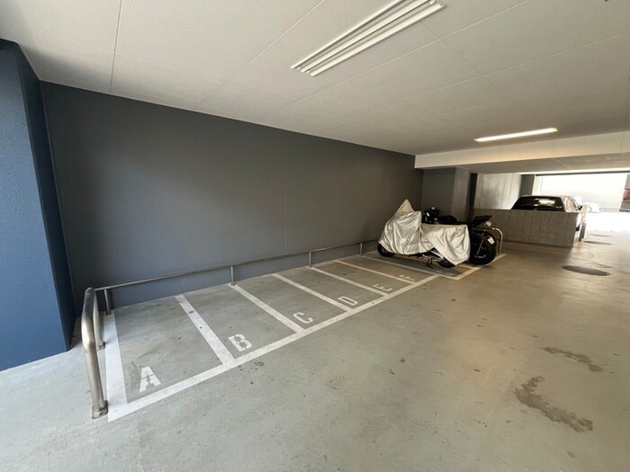 物件外観写真4　(バイク置き場)