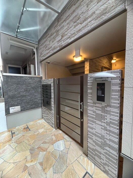 物件外観写真2　(エントランス部分)