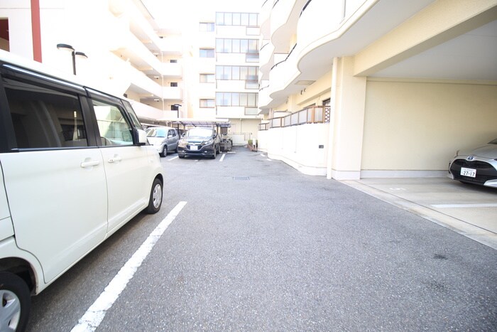 物件外観写真3　(駐車場)
