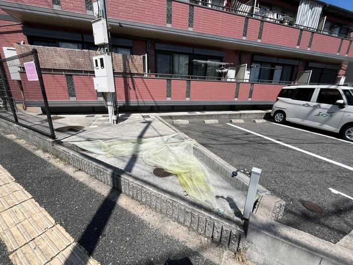 物件外観写真5　(バイク置き場)