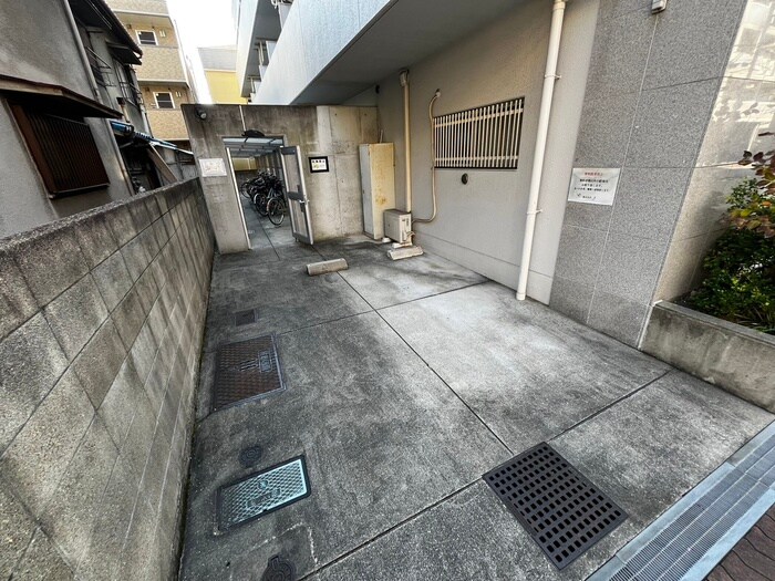 物件外観写真3　(駐車場)