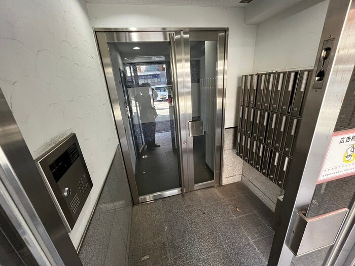 物件外観写真6　(エントランス部分)