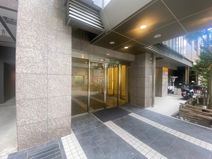 物件外観写真2　(エントランス部分)