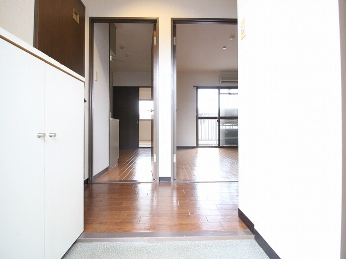 物件内観写真10　(玄関)