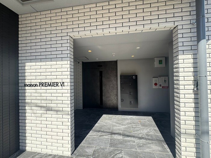 物件外観写真2　(エントランス部分)