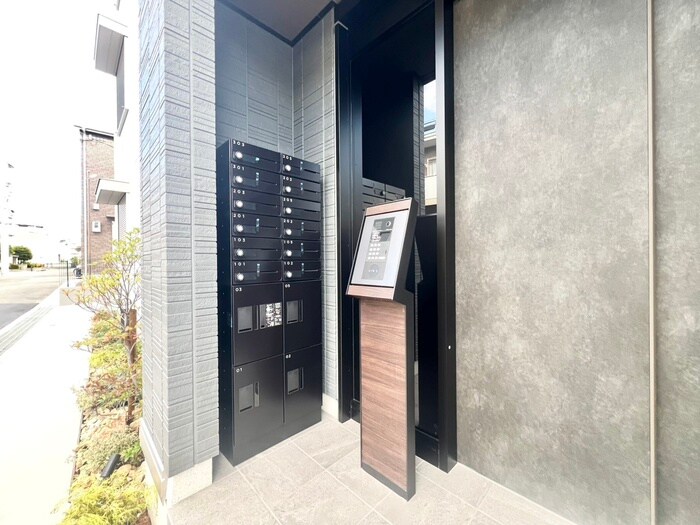 物件外観写真4　(エントランス部分)