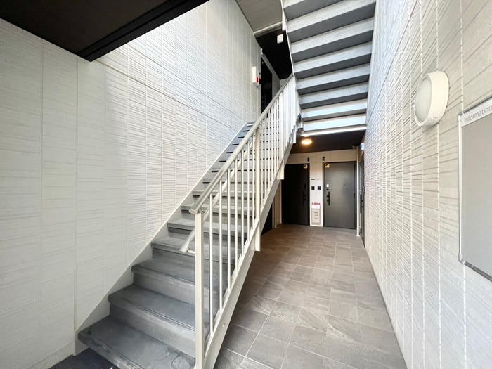 物件外観写真5　(エントランス部分)