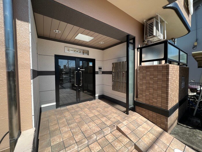 物件外観写真3　(エントランス部分)