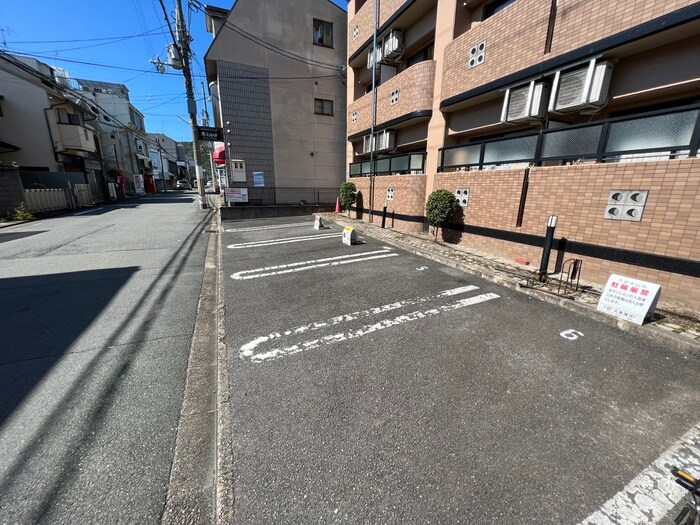 物件外観写真5　(駐車場)