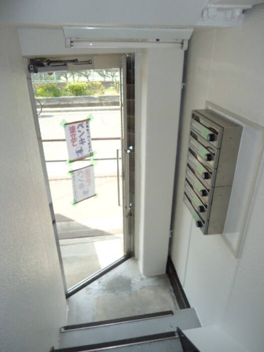 物件外観写真6　(エントランス部分)