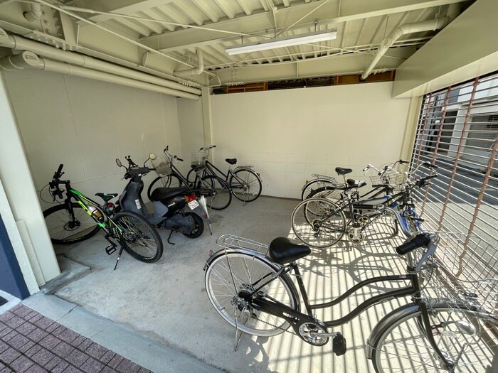 物件外観写真4　(駐輪場)