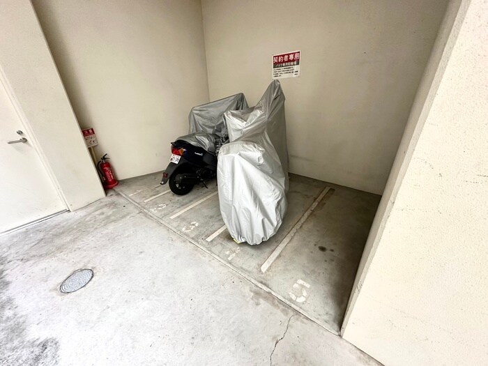 物件外観写真4　(バイク置き場)