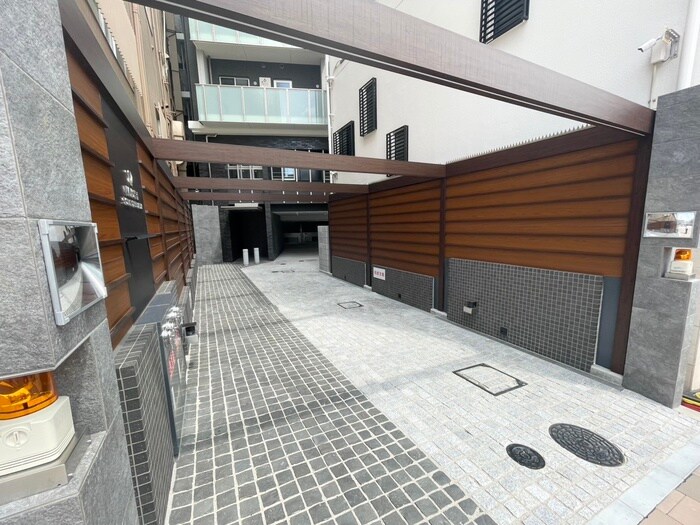 物件外観写真2　(エントランス部分)