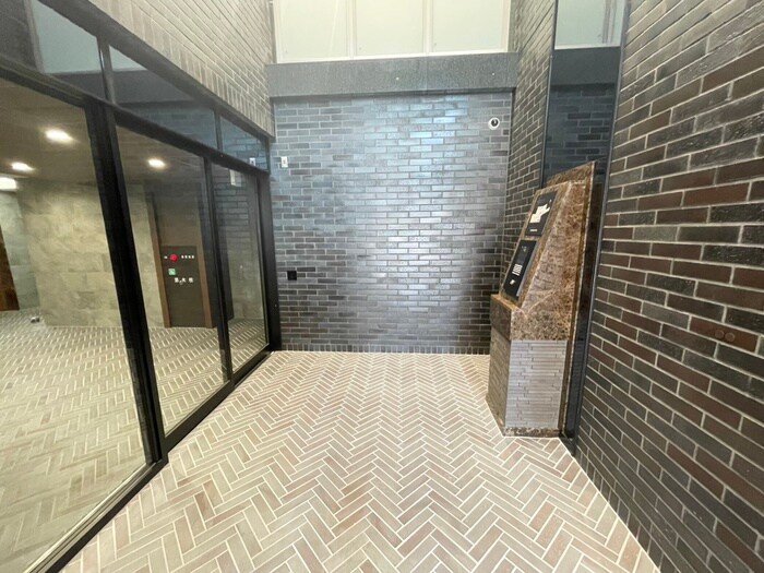 物件外観写真3　(エントランス部分)