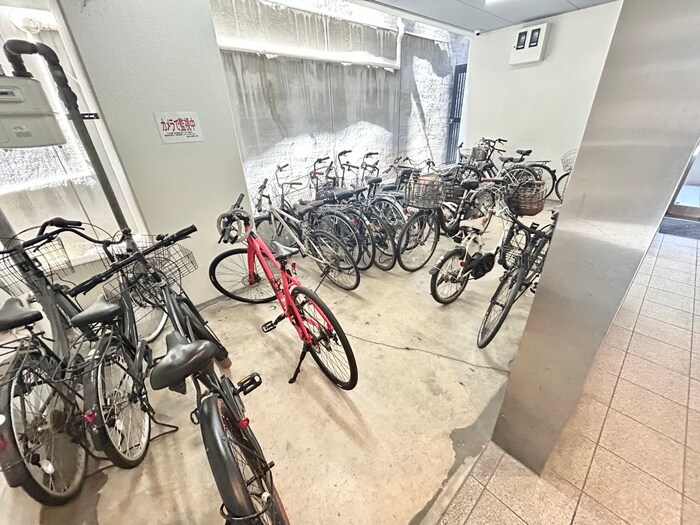 物件外観写真4　(駐輪場)