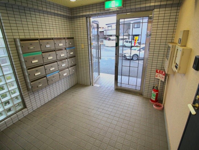 物件外観写真3　(エントランス部分)