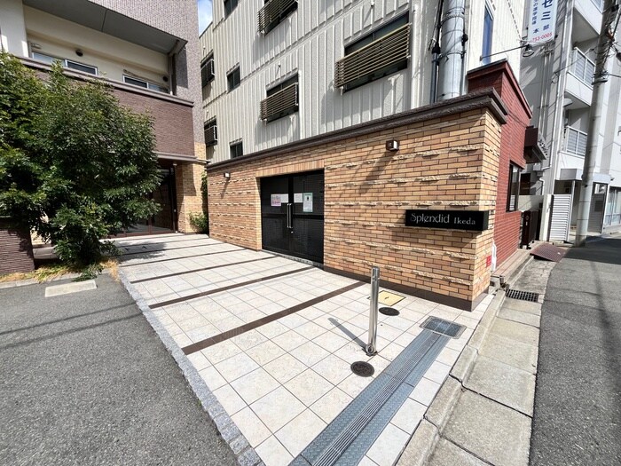 物件外観写真3　(エントランス部分)