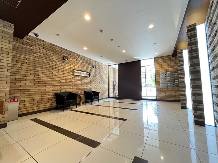 物件外観写真6　(エントランス部分)