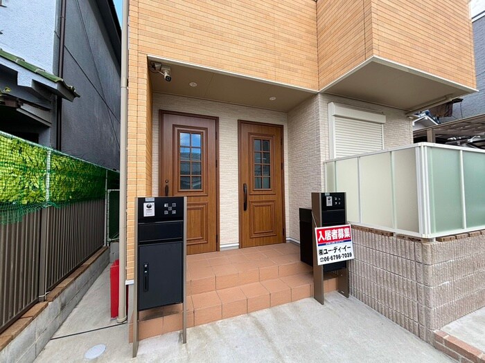 物件外観写真4　(エントランス部分)