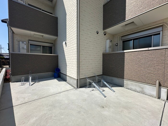 物件外観写真5　(駐輪場)