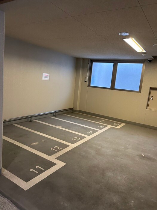 物件外観写真5　(バイク置き場)