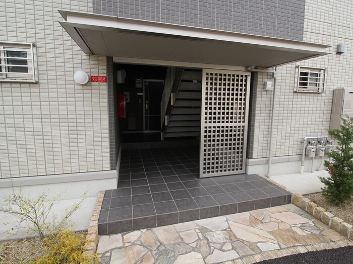 物件外観写真6　(エントランス部分)