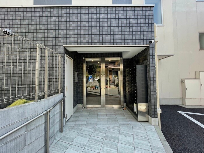 物件外観写真3　(エントランス部分)
