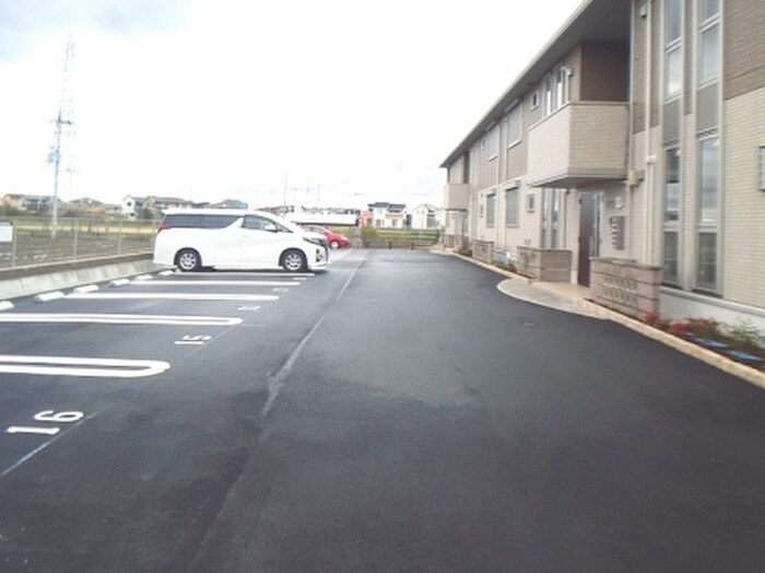 物件外観写真2　(駐車場)