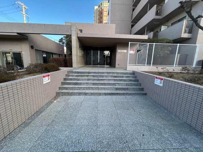 物件外観写真2　(エントランス部分)