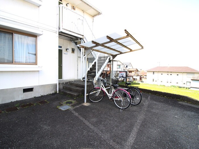 物件外観写真2　(駐輪場)