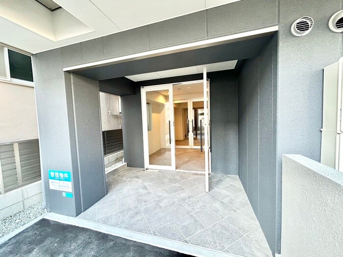 物件外観写真6　(エントランス部分)