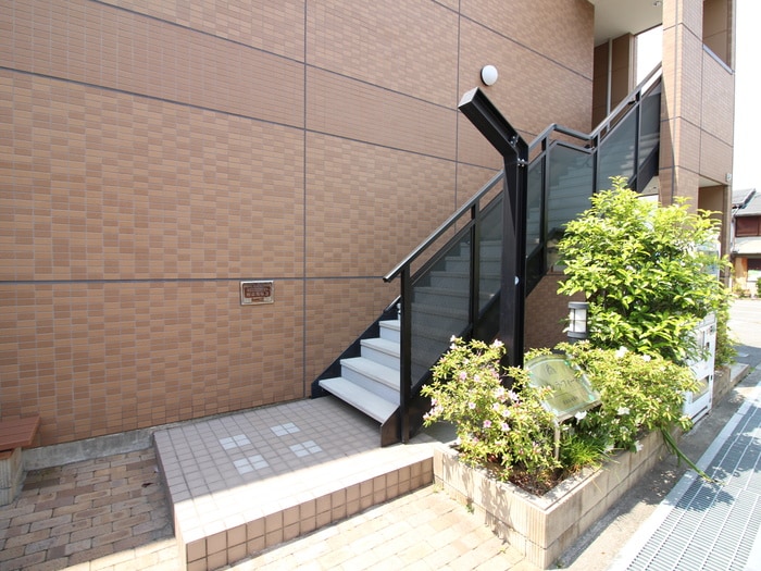 物件外観写真3　(エントランス部分)