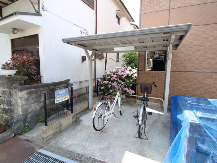 物件外観写真4　(駐輪場)