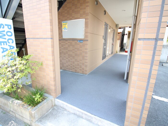 物件外観写真6　(エントランス部分)