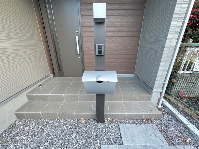 物件外観写真4　(エントランス部分)