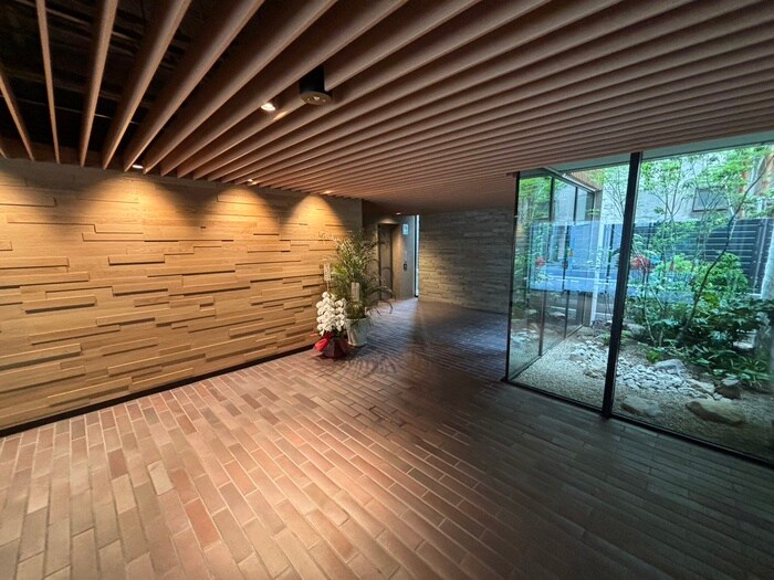 物件外観写真2　(エントランス部分)