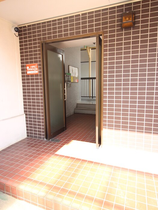 物件外観写真2　(エントランス部分)