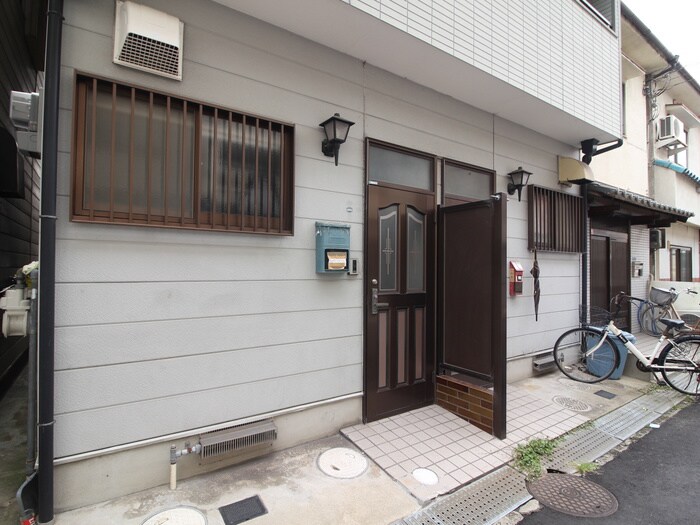 物件外観写真3　(エントランス部分)