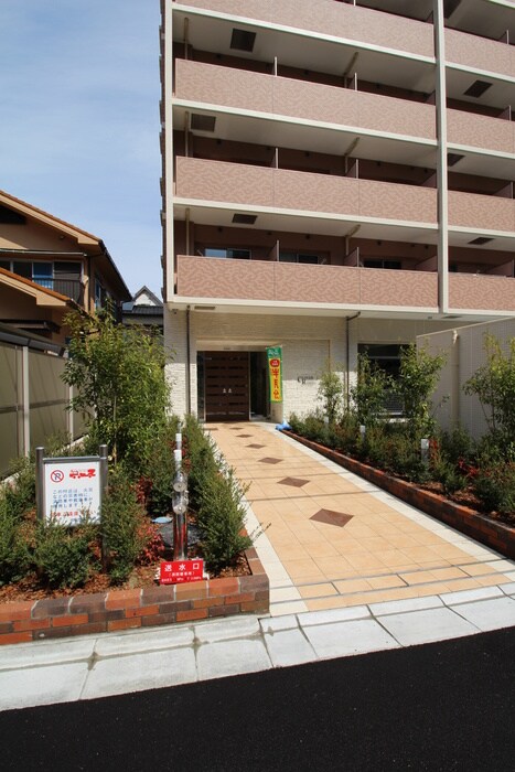 物件外観写真2　(エントランス部分)