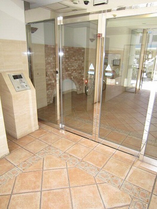 物件外観写真2　(エントランス部分)