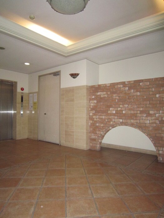 物件外観写真6　(エントランス部分)