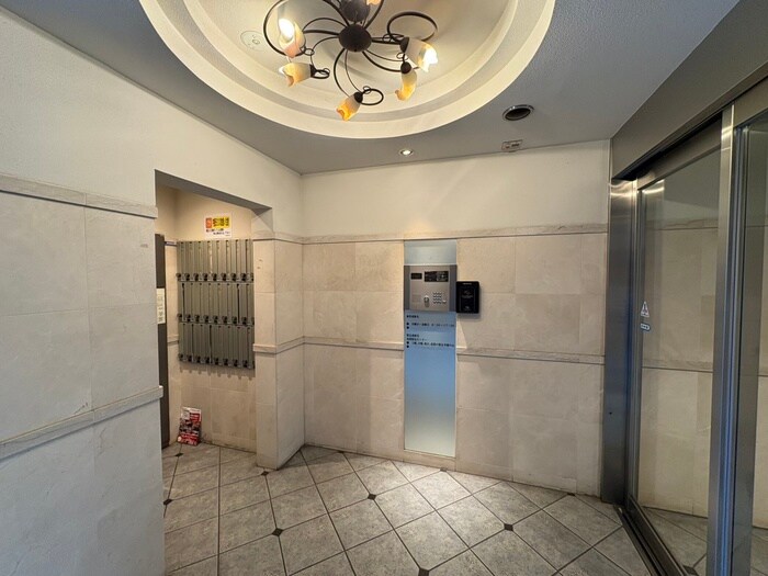 物件外観写真6　(エントランス部分)