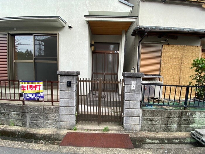 物件外観写真4　(エントランス部分)