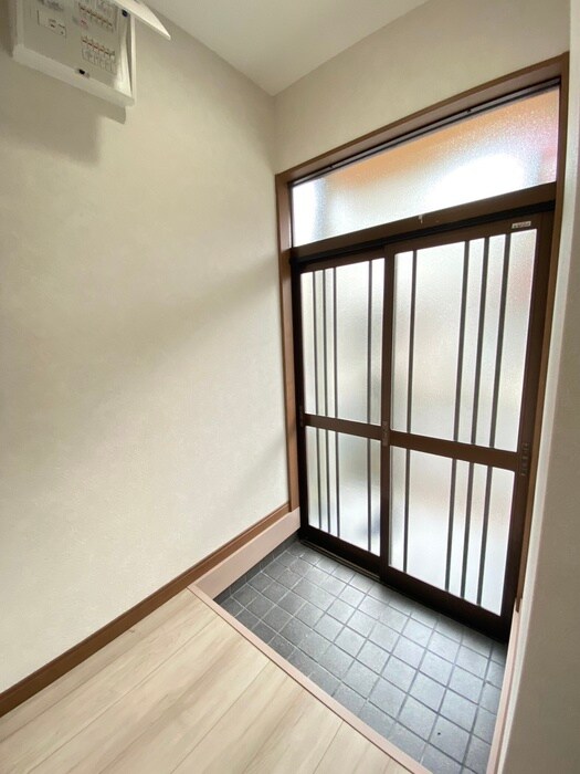 物件内観写真16　(玄関)