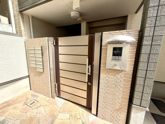 物件外観写真2　(エントランス部分)