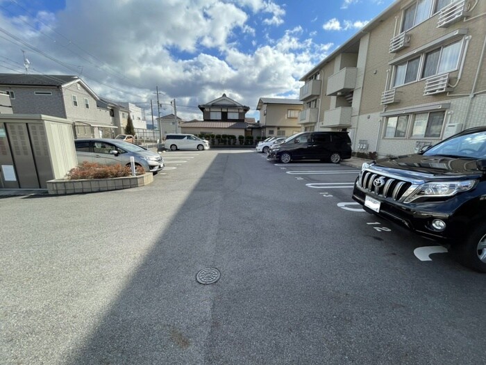 物件外観写真3　(駐車場)