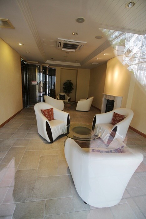 物件外観写真6　(エントランス部分)