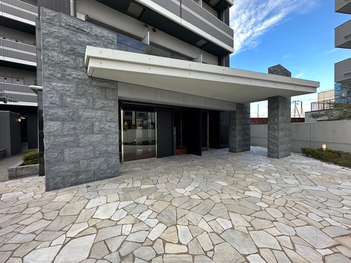 物件外観写真2　(エントランス部分)